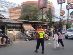 Antisipasi Kemacetan Personil Polsek Jatinangor Lakukan Rekayasa Lalu Lintas