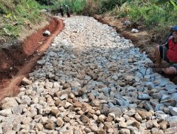 UNTUK MENUNJANG PEREKONOMIAN USAHA TANI PEMDES DESA KERTASARI  KEC.BOJONG PURWAKARTA BERSAMA TPK BANGUN PENINGKATAN SARANA JALAN  DENGAN PENGERASAN