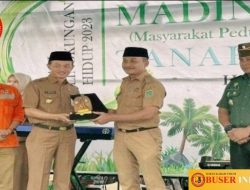 Sekda Tanbu H.Ambo Sakka Serahkan Penghargaan Desa Terbaik Program Madinah Berseri