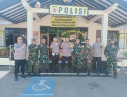 Ucapan dan Pemberian Kue Selamat HUT Bhayangkara ke 77 dari Danramil 09 Tomo, di Mako Polsek Tomo Polres Sumedang.
