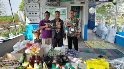 Kasi Trantib Babelan Lakukan Kunker ke Bank Sampah BS 21 Desa Kedung Jaya Di Hari Libur