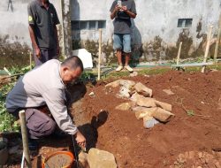 Bhabinkamtibmas Cisitu Laksanakan Giat Peletakan Batu Pertama Program Rutilahu