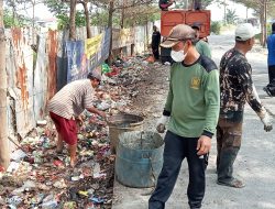 Pj. Kades Sopian Hakim Gandeng UPTD Pengelolaan Sampah Wilayah 2 DLH Kab. Bekasi Pada Jumsih Di Kali CBL