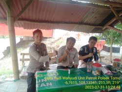 Bhabinkamtibmas Polsek Tomo Lakukan Patroli Dialogis Siang Hari