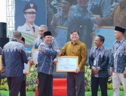 Pj. Bupati Bekasi Berikan Penghargaan Pada FajarPaper Atas Dukungan Dan Sinergitas KKSA