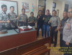 Ucapan dan Pemotongan Bolu Selamat HUT Bhayangkara ke 77 dari Media Buser Indonesia Dan Jurnal Polisi di Mako Polsek Tomo Polres Sumedang.