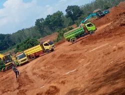 Di Duga Tak Berijin, Proyek Galian Tanah Merah Di Keluhkan Warga Cipendey Karena Licin