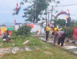 Kapolsek Tomo Pimpin Kegiatan Bersih Bersih Bersama Warga