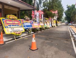 Karangan Bunga Berjejer Indah Selamat Hari Bhayangkara Ke-77 Di Markas Polisi Purwakarta