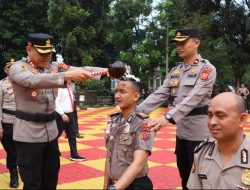 Mandi Kembang Tradisi Naik Pangkat Dijalani 26 Personel Polres Purwakarta.