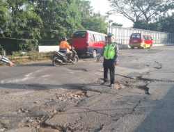 Satlantas Polres Purwakarta Survei Dan Mendata Jalan Rusak Guna Mencegah Kecelakaan Lalu Lintas