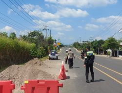 Kasatlantas AKP Teguh Hidayat SH Dan Anggotanya Membersihkan Pasir Dan Kerikil Yang Berserakan Di Badan Jalan