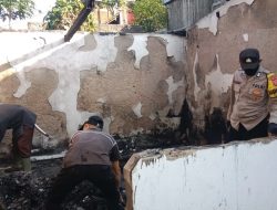 Bhabinkamtibmas dan Babinsa Gotong Royong Bersihkan Dampak Kebakaran di Tanjungsari
