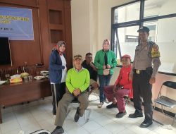 Bhabinkamtibmas Aipda M Asep Ayub Sambangi Tokoh Masyarakat di Desa Buahdua Untuk Dialog Aspirasi Bersama
