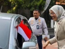 Bendera Merah Putih Di Terima Pengendara Langsung Dari Bupati Purwakarta Di Jalan Raya.