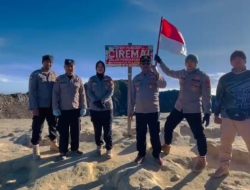 Polisi di Majalengka Peringati HUT RI ke-78 dengan Bendera Merah Putih Berkibar di Puncak Gunung Ciremai