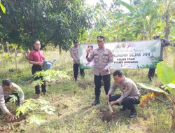 Polsek Tomo Menanam 50 Pohon Dalam Rangka Peringatan HUT RI ke-78