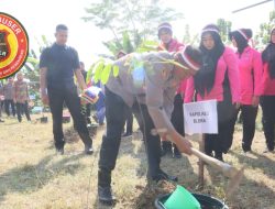 Polres Blora Tanam Bibit Jambu Kristal di Embung Plered