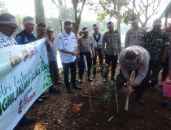 Kapolres Pagar Alam Erwin Irawan Menggelar Bakti Sosial, Bersih-bersih Lingkungan dan Penanaman Pohon