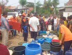 Bagus Ketua Destana Desa Kedung Pengawas Dan BPBD Kab. Bekasi Distribusikan Air Bersih Pada Warga Terdampak Kekeringan