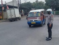 Antisipasi Laka Lantas dan Kemacetan Polsek Tomo  Lakukan Pengaturan Lalu – Lintas Dipertigaan Tolengas