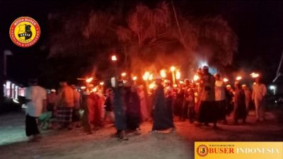 Warga Satui Tanbu Turun ke Jalan bersama Para Ulama Lakukan Doa Tolak Bala Keliling Kampung.