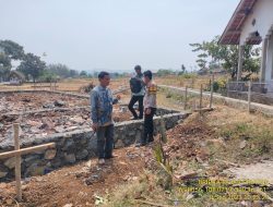 Bhabinkamtibmas Desa Tarunajaya Pantau Pembangunan Balai Kampung