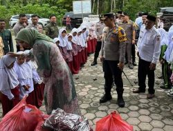 PJ Bupati Nagan Raya Dalam Rangka Memperingati Hari Pendidikan Menyalurkan Bantuan Seragam.