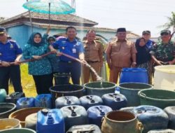 Dinas Damkar Kab. Bekasi Beri Bantuan Air Bersih dan Air Mineral Untuk Warga Terdampak Kekeringan Di Desa Hurip Jaya