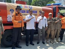 Badan Penanggulangan Bencana Daerah (BPBD) Kabupaten Bekasi Melakukan Pendistribusian Air Bersih Di Dua Desa