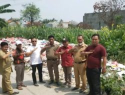 Kepala UPT PP Wilayah I DLH Kabupaten Bekasi Zulkarnain Lubis Bersihkan Sampah Di Jalan Perjuangan Kebalen