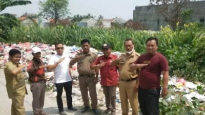 Kepala UPT PP Wilayah I DLH Kabupaten Bekasi Zulkarnain Lubis Bersihkan Sampah Di Jalan Perjuangan Kebalen