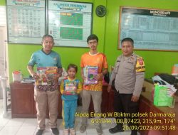 Polsek Darmaraja Bagikan Buku Tulis
