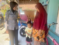 Polwan Bhabinkamtibmas Polsek Sukahaji Briptu Inten Rihhadatul ‘Aisy, S.H Mempererat Kedekatan dengan Warga Desa Cikoneng