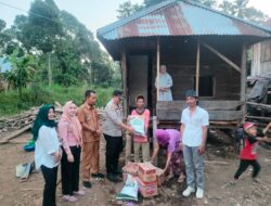 Kapolsek Muara Pinang Mengunjungi Rumah Warga Yang Roboh Serta Memberi Bantuan