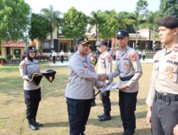 Kapolres Pagar Alam Erwin Irawan Memberikan Penghargaan Kepada 23 Personil berprestasi