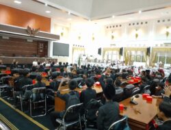 Pelajar Sekolah Menengah Pertama Negeri 3 Purwakarta Di Gedung Dewan Perwakilan Rakyat Daerah.