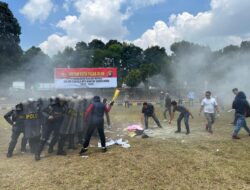 Ratusan Massa Mendatangi Kantor KPUD Melakukan Penyerangan Dan Pengerusakan