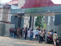 Puluhan Massa Presidium LSM Anti Korupsi Sumsel Gelar Aksi Damai di Kantor Gubernur