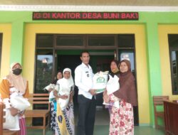 Pemdes Buni Bakti Secara Simbolis Serahkan Bantuan Non Tunai Pada Warganya.