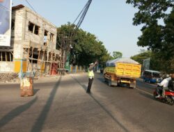 Pengaturan Lalu Lintas Sore hari, Bentuk Pelayanan Polri Kepada Masyarakat Pengguna Jalan Raya Dipertigaan Cijelag – Tomo