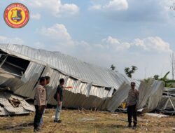 Kapolsek Todanan Cek TKP Kandang Ayam Rubuh Diterpa Angin