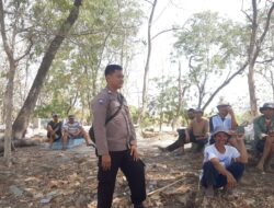 Bhabinkamtibmas Polsek Tomo Menghadiri Pemakaman Warga Binaan Di Desa Marongge 