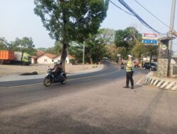 Panit Lantas Polsek Tomo Polres Sumedang Laksanakan Pengaturan Lalu Lintas sebagai Bentuk Pelayanan Kepada Masyarakat Pengguna Jalan Raya