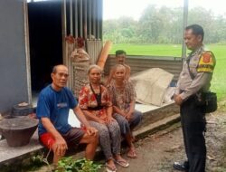 Bhabinkamtibmas Polsek Tomo  Laksanakan Kegiatan Jumat Curhat berdialog dengan Warga Desa Cipeles 