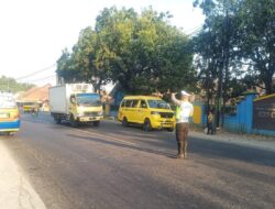 Polsek Tomo Polres Sumedang Laksanakan Pengaturan Lalu – Lintas dan Penyebrangan jalan di pagi Hari