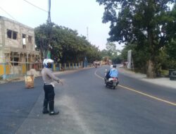 Satuan Lalu – lintas Polsek Tomo Polres Sumedang Rutin laksanakan Pengaturan Lalin dipertigaan Cijelag – Tomo