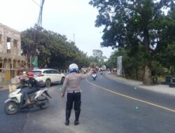 Bantu Penyeberangan, Personel Polsek Tomo Polres Sumedang Lakukan Pengaturan Lalin