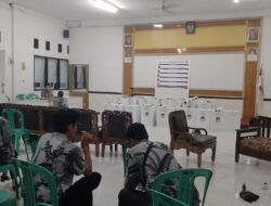 Petugas 17 Tempat Pemilihan Suara Kepala Desa Mekargalih Menyerahkan Hasil Tugasnya Sore Hari