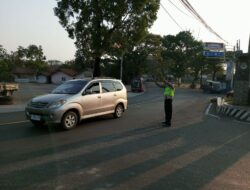Personel Lalu  lintas Polsek Tomo Rutin laksanakan Pengaturan Lalin di Pertigaan Cijelag 